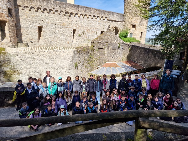 Gruppenfoto der beiden Klassen vor der Burg